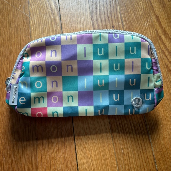 Lululemon - Everywhere Belt Bag, Checkered Mini - Picture 3 of 4